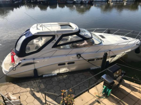 ENTIRE HEATED LUXURY YACHT moored on private Island WIFI sleeps up to 4 Adults or Adults with children over 2 years old THORPE PARK fright night LEGOLAND WINDSOR CASTLE HEATHROW ASCOT RACES WENTWORTH 